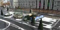 Площадь Куйбышева начали украшать к Новому году
