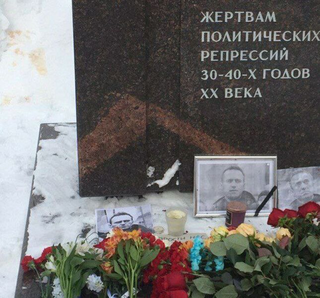 Самарчанку оставили в отделе полиции на ночь после возложения цветов в память о Навальном