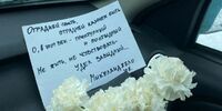 В Тольятти полиция спрашивает личные данные у возлагающих цветы к стихийному мемориалу Навального