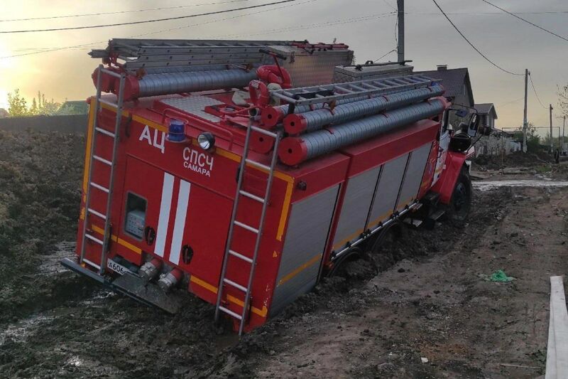 В Самаре в грязи увязла пожарная машина