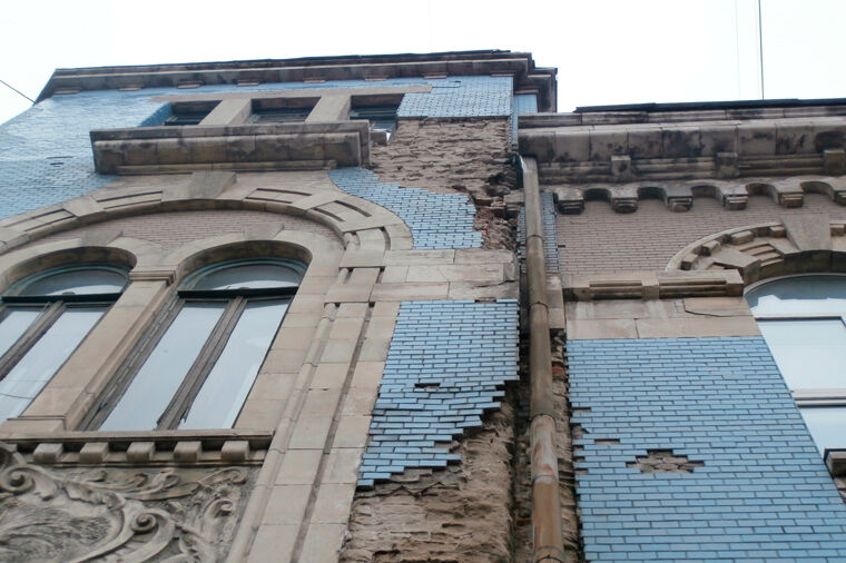 Падающий фасад особняка Сурошникова