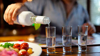 Передовики самарского производства пьют водку только из эксклюзивных шестигранных бутылок