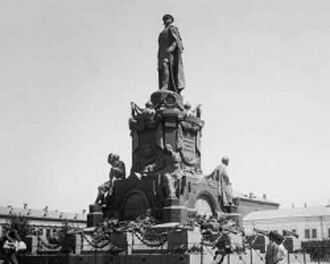 Краеведы и деятели культуры просят освободить постамент, исторически принадлежащий Александру II