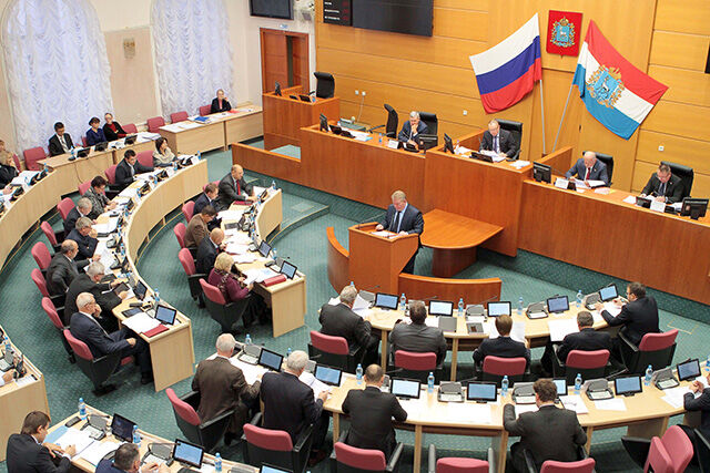 Депутаты и чиновники поздравили друг друга с новым напряжённым бюджетом