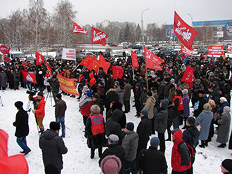 Коммунисты вывели в Тольятти к парку Победы 600 человек
