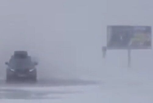Самарский автобус попал в оренбургский снежный затор