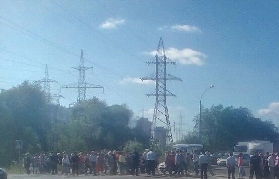 Работники АвтоВАЗагрегата вышли в знак протеста на пешеходный переход