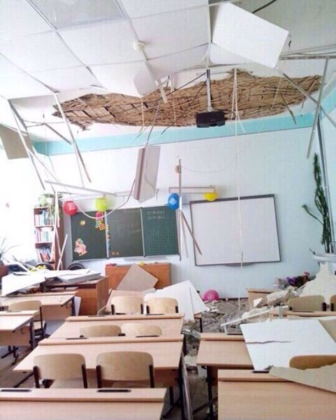 В гимназии №1 потекла «крыша», а в школе №46 по-настоящему обвалился потолок