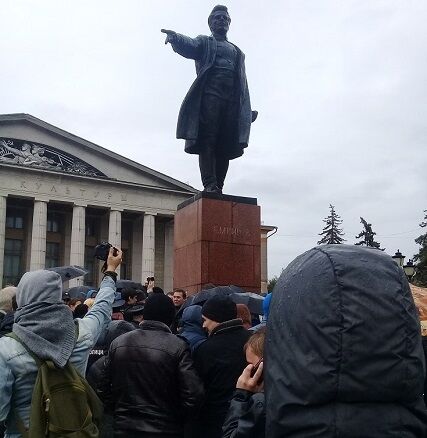 За упоминание в соцсети митинга в поддержку Навального подростков пугали исключением из школы