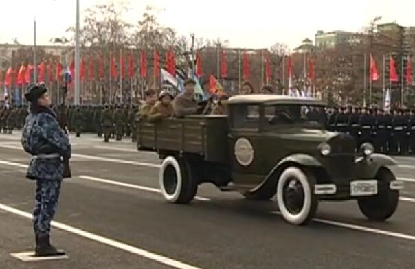 Пора парада памяти парада, или Портрет Сталина над площадью Куйбышева