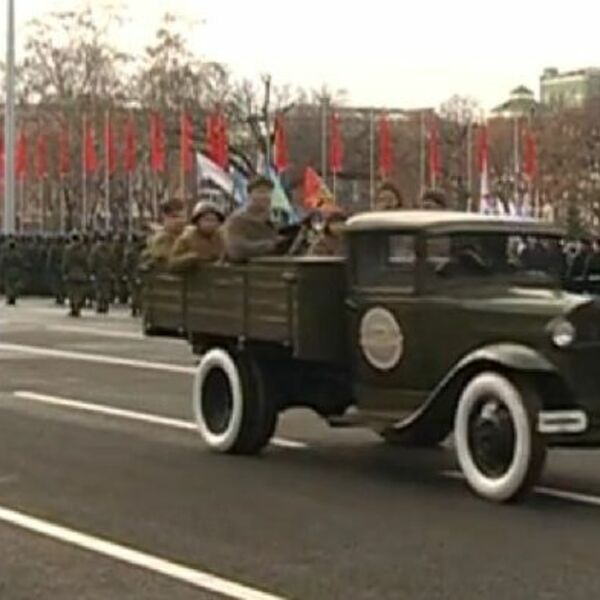 Парад памяти 7 ноября. Парад в Самаре 1941 года. Парад Победы в Самаре 7 ноября 1941 года. Парад техники на Куйбышеве 1941. Куйбышев военный парад 7 ноября.