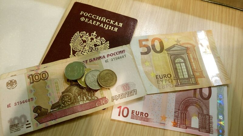 Рублю не то, чтобы доверяют…