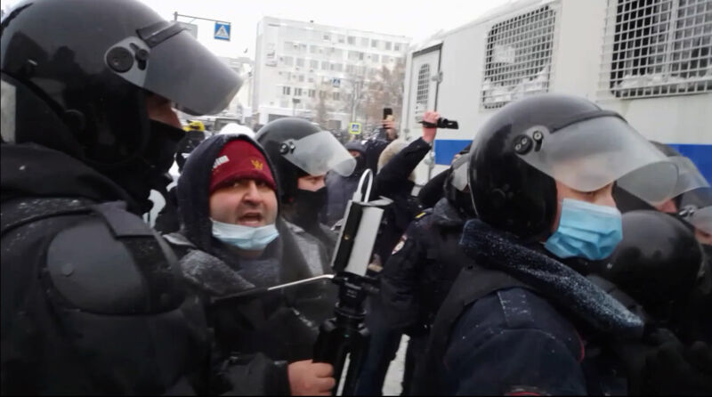 На самарской «прогулке» за Навального задержали журналиста Гора Мелконяна (видео)