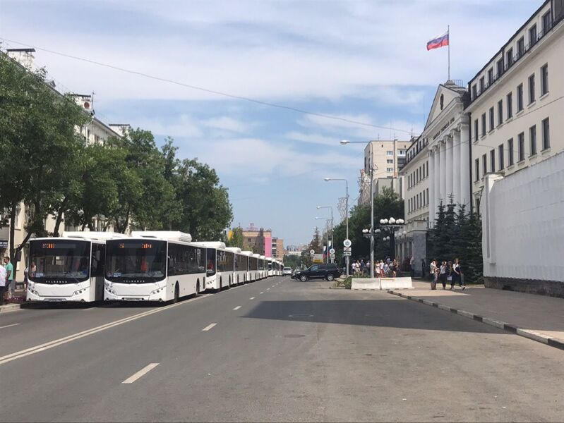 Азаров поручил Лапушкиной наладить работу автобуса №63