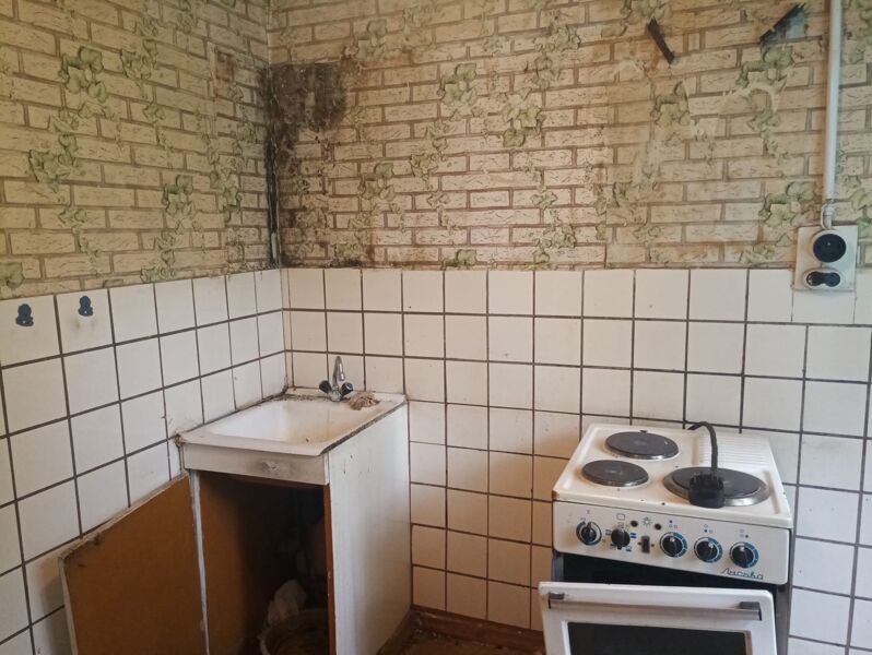 В Тольятти многодетной матери-одиночке выделили квартиру с плесенью на стенах