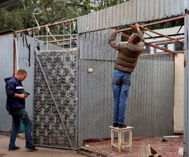 В Самаре начали сносить ларьки на рынке в 15-м микрорайоне