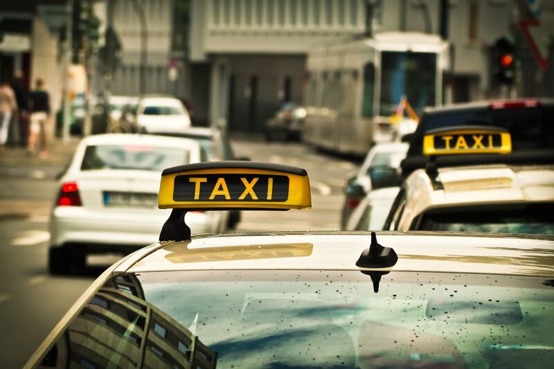 Областной Минтранс пытается взять контроль над службами такси