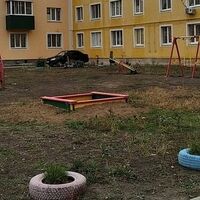 Детская площадка без покрытия рядом с домом по улице Профсоюзной