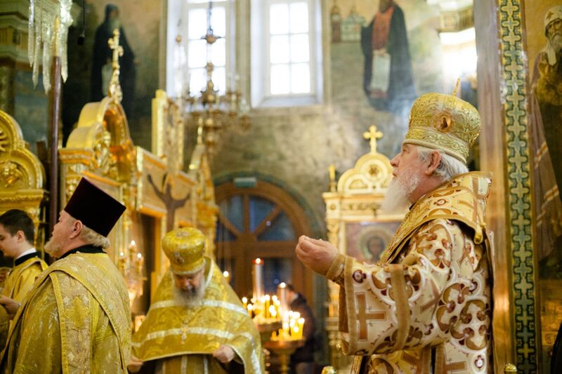 Заставь митрополита Сергия Богу молиться...