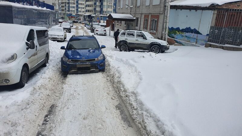 В Самаре пешеход поскользнулся на нечищенной от снега дороге и попал под машину