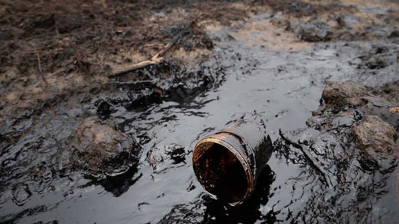 В Тольятти ООО «Промторг» уличили в разливе нефти и сжигании пластика