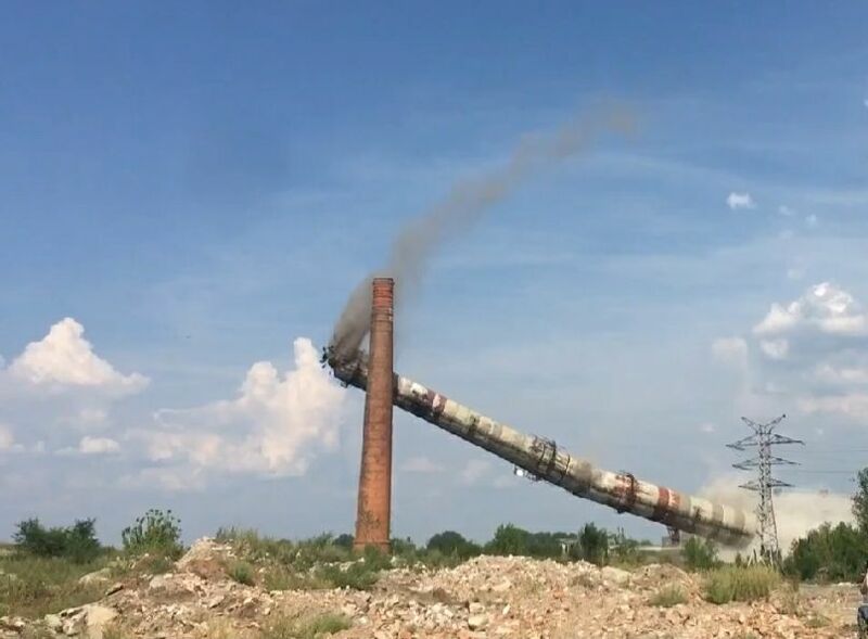 В Чапаевске демонтировали аварийную дымовую трубу