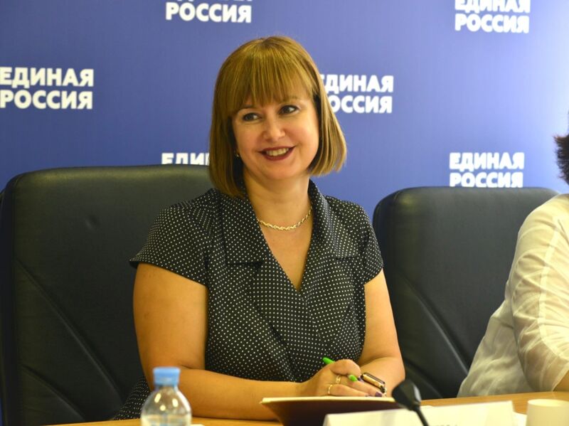 Член «Единой России» и директор гимназии №3 Светлана Ильина напомнила, как сложно собрать детей в школу