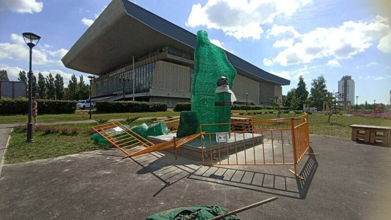 В Тольятти уничтожена часть памятника Пальмиро Тольятти перед его открытием