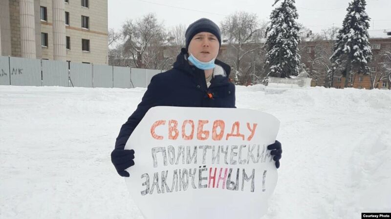 Самарскому активисту пришлось уехать из России и вывезти семью