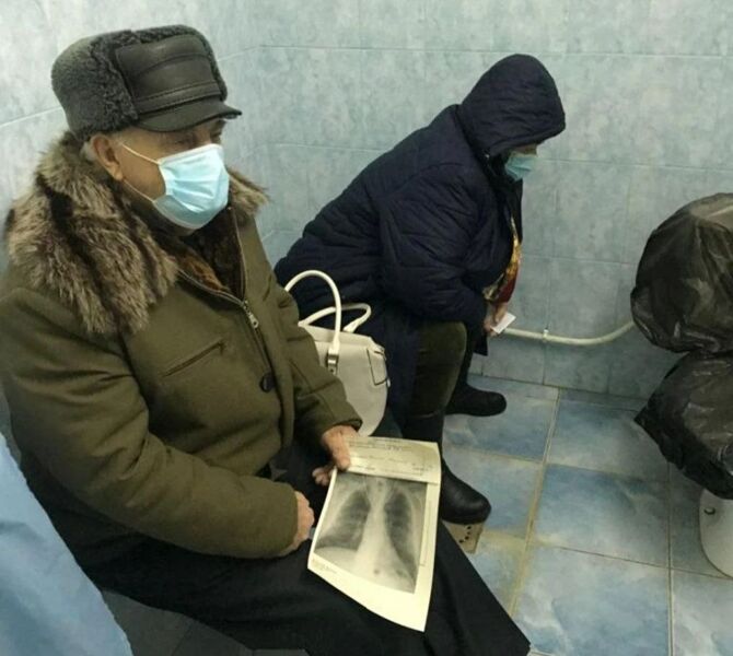 В Богатом пациенты ожидают своей очереди к врачу в туалете
