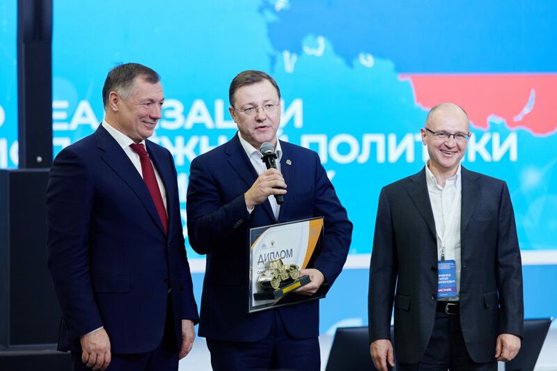 Дмитрия Азарова наградили катком за безопасные качественные дороги