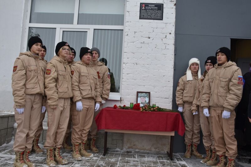 На стене пестравской школы открыли мемориальную доску в память о Виталии Кашине