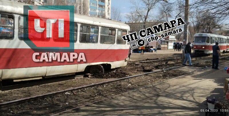 В Самаре усталый трамвай сбежал с рельсов