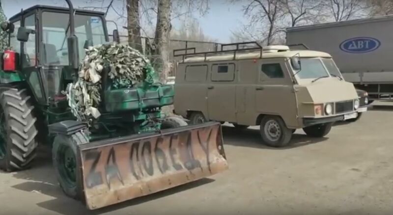 Из Тольятти в зону СВО отправят трактор-экскаватор «Надежда» и «буханку»