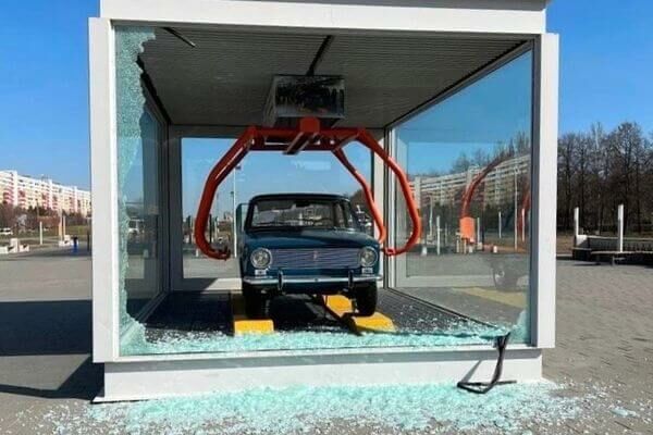 Полицейские задержали тольяттинца, который разбил антивандальное стекло ключом