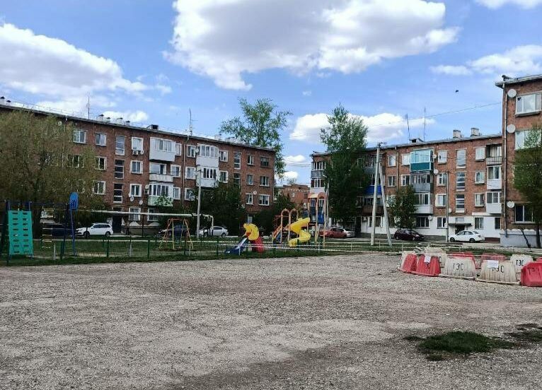 В Отрадном возле детской площадки провалился асфальт