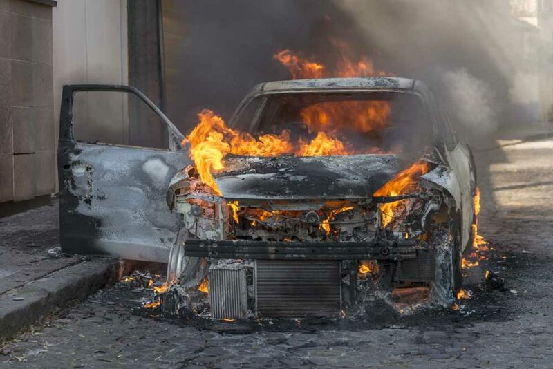 В Жигулевске подожгли автомобиль BMW местного депутата