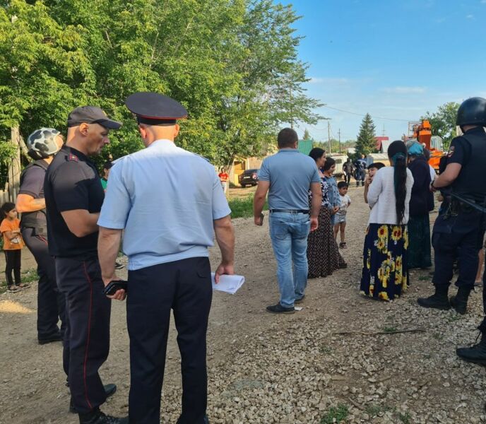 В Самаре нагрянули с собаками и ОМОНом в цыганский посёлок