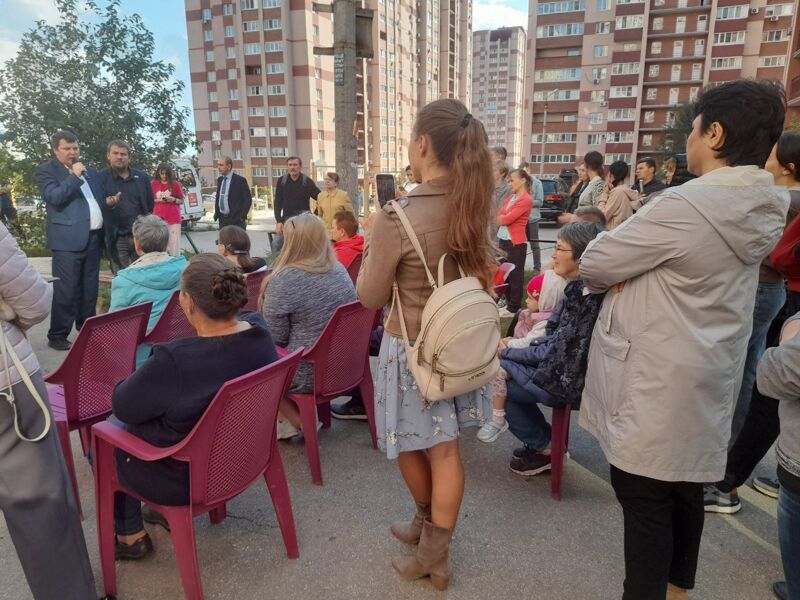 «Сейчас уже никто нигде не помещается»: район у Космопорта задыхается от перенаселения