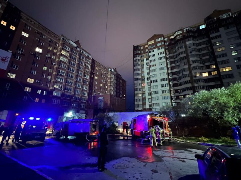 В Самаре тушили пожар в подземном паркинге на ул. Никитинской