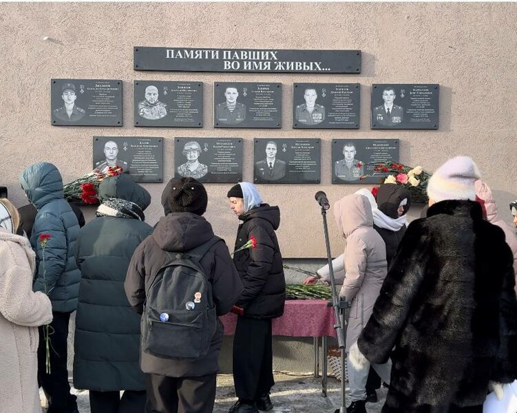 В Рощинском на стене школы установили сразу девять мемориальных досок погибшим на СВО