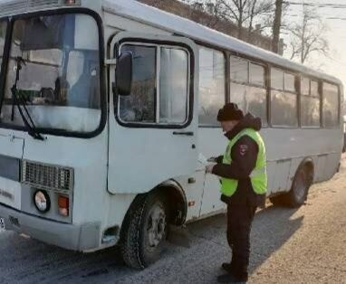 В Самаре водитель автобуса отвлёкся на оплату проезда и проехал на красный