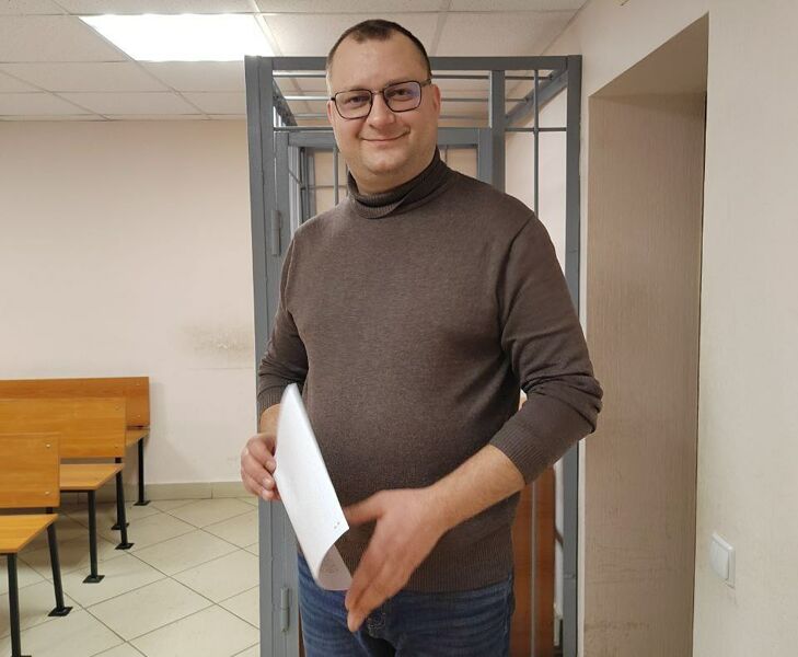 Самарцам, задержанным у стихийного мемориала Навальному, назначили штрафы