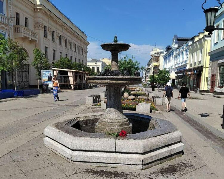 В Самаре девушка не побоялась принести к «фонтану Немцова» цветы в память о Навальном