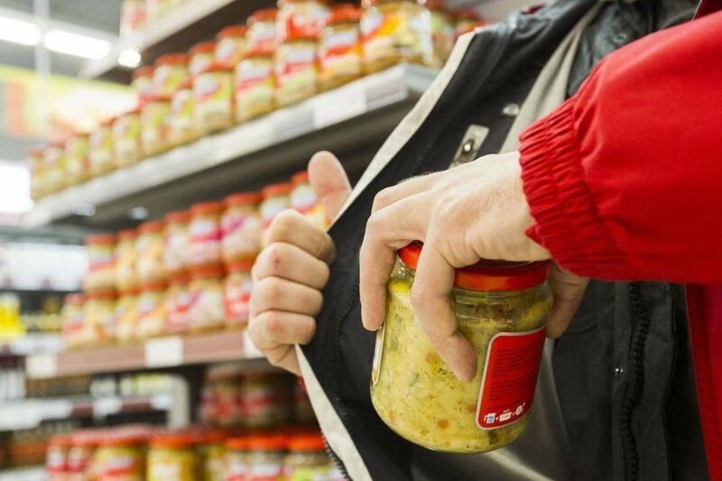 В Жигулёвске мужчина воровал продукты из магазина и раздавал родственникам