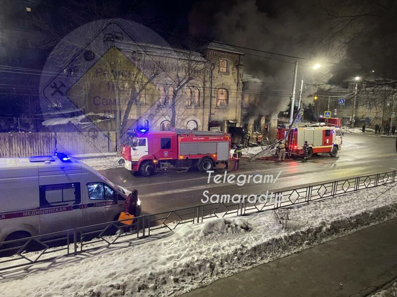 В Самаре полыхнула старинная усадьба купца Смирнова