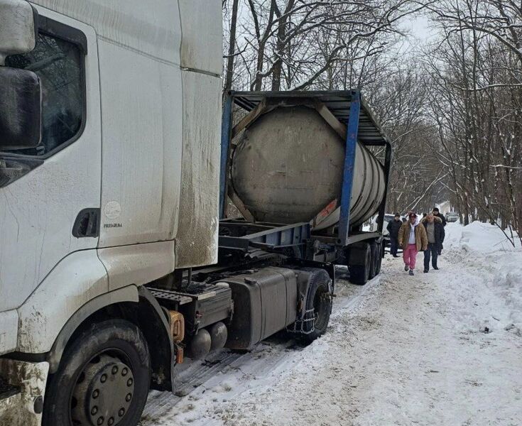 В Самаре водитель слил из бочки-прицепа опасные отходы на почву