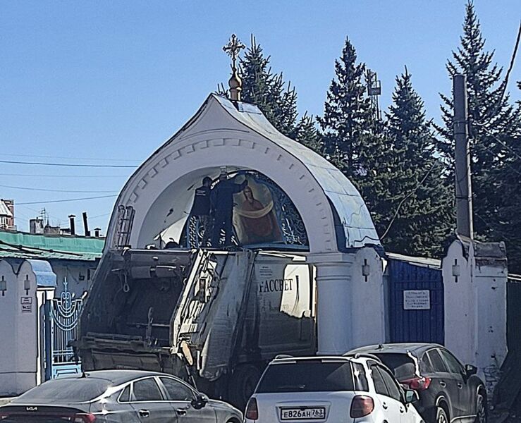 В Самаре мусоровоз задел икону