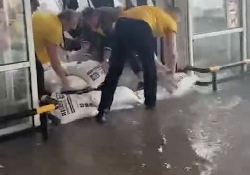 В Самаре из-за ливня затопило улицы, строительный гипермаркет и подъезд дома