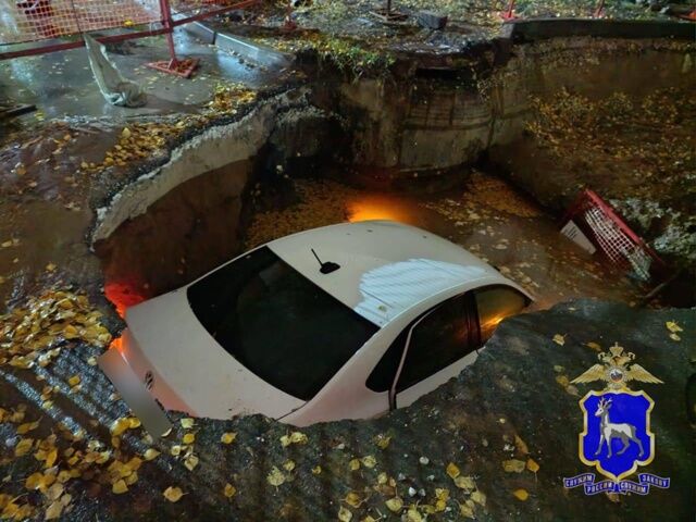 В Самаре автомобиль провалился в оставленный коммунальщиками котлован
